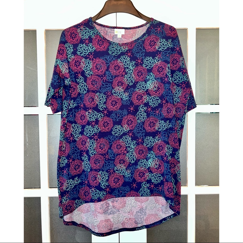 ✨EUC✨ LULAROE SHORT SLEEVE “IRMA” HI-LO SHIRT 💙💖